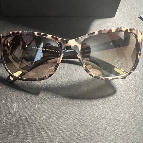 Dolce & Gabbana Leopard Print Women’s Sunglasses With Leopard Print Case - Picture 2 of 15